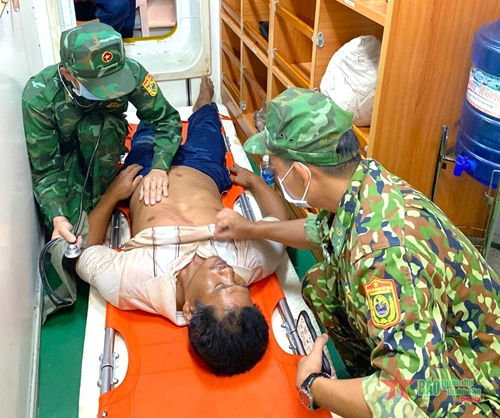 Bộ đội Biên phòng tỉnh Cà Mau hỗ trợ thuyền viên gặp nạn trên biển vào bờ

